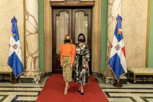 Primera dama Raquel Arbaje y la diseñadora Silvia Tcherassi. (Fuente externa)