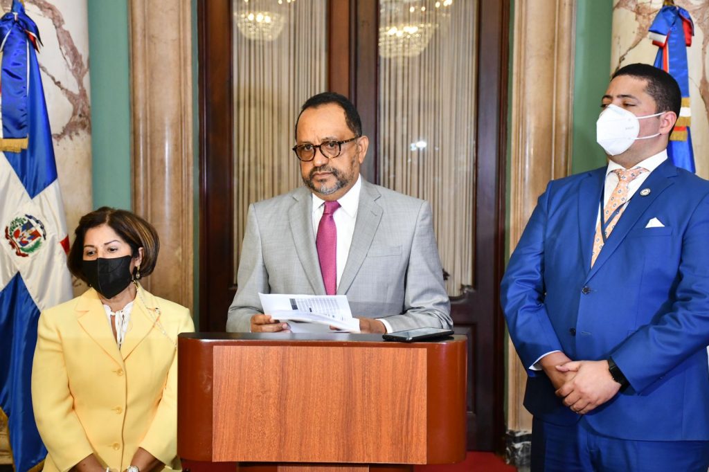 Rueda de prensa donde el consultor jurídico del Poder Ejecutivo, Antoliano Peralta, ofreció los detalles. (Fotografía: Vladimir Santos)