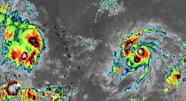 La perturbación se mueve hacia el oeste noroeste con una velocidad de traslación de 21 millas por hora (33 km/h). (Fuente externa)