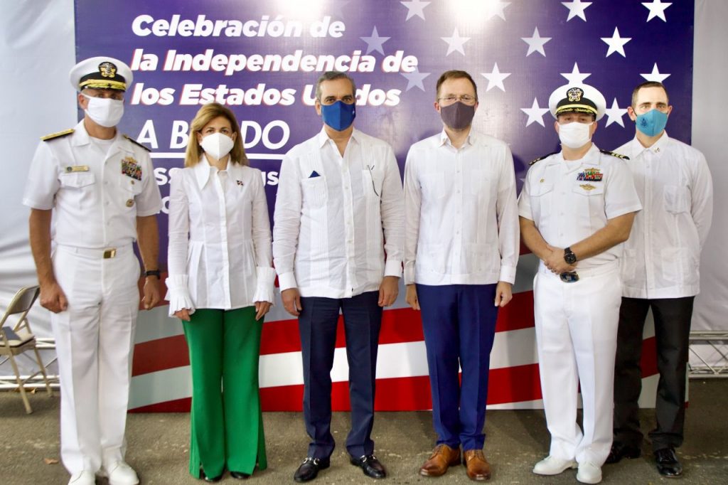 Autoridades visitando el Buque USS Billings Armada de los Estados Unidos.
