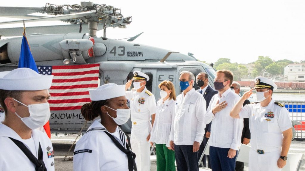 Autoridades visitando el Buque USS Billings Armada de los Estados Unidos.