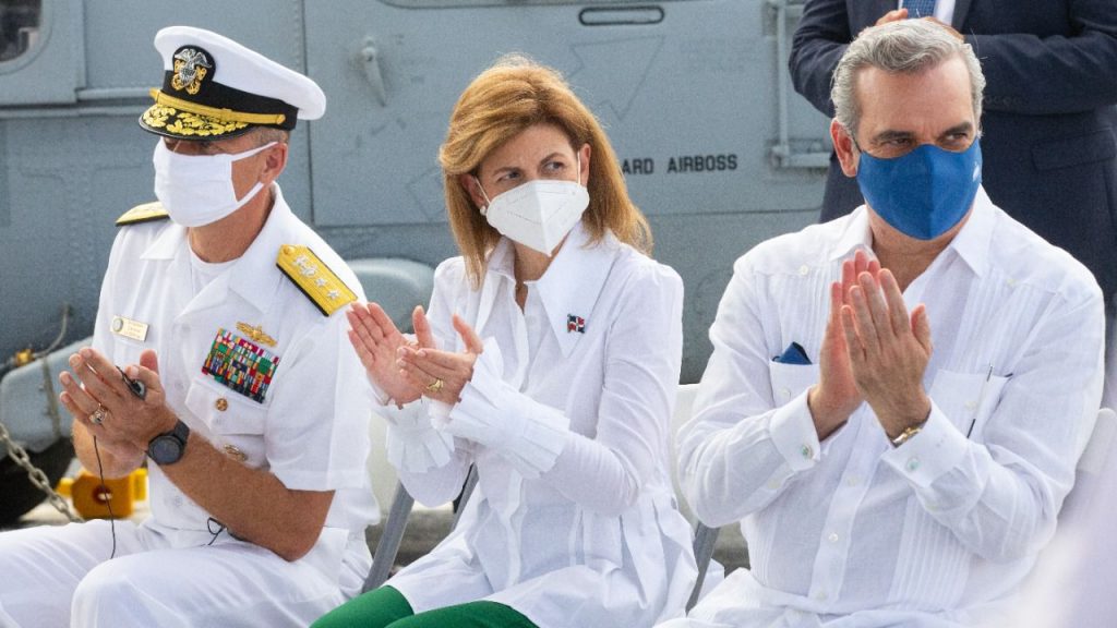 Autoridades visitando el Buque USS Billings Armada de los Estados Unidos.