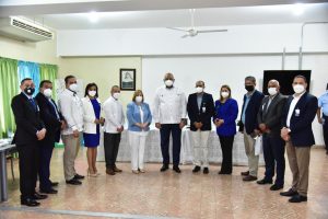 Ministro de educación pasa revista del próximo en Santiago