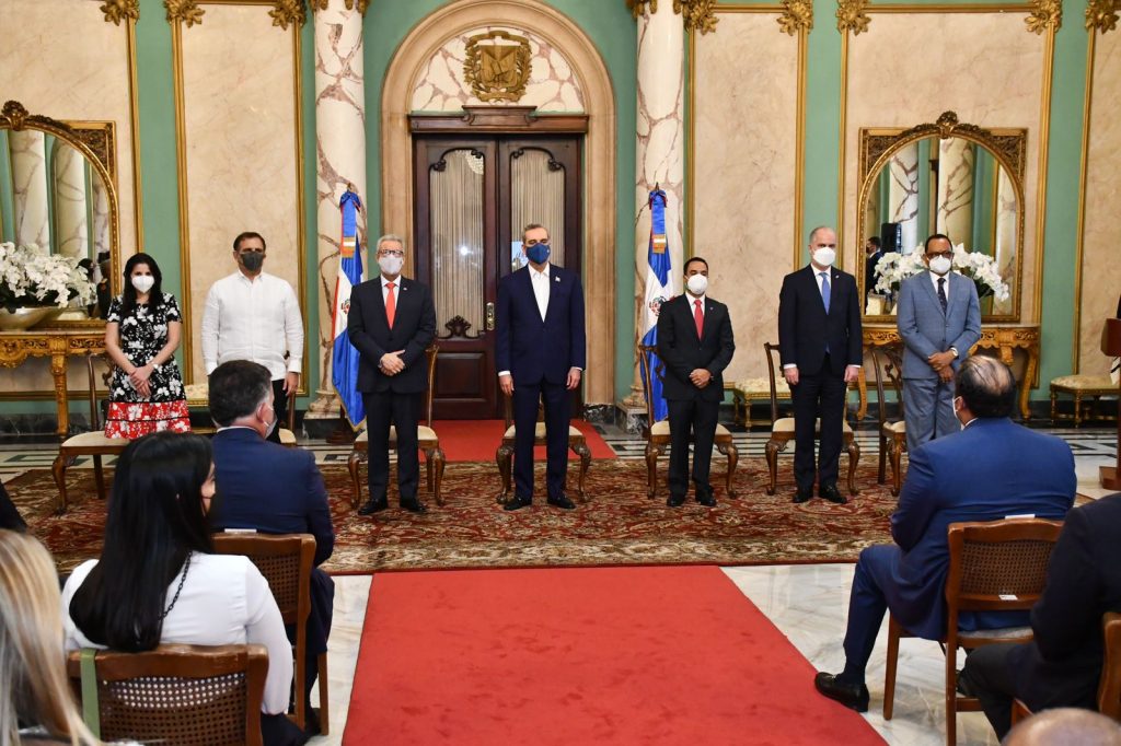 Autoridades durante la promulgación de la nueva ley. (Fotografía: Vladimir Santos)
