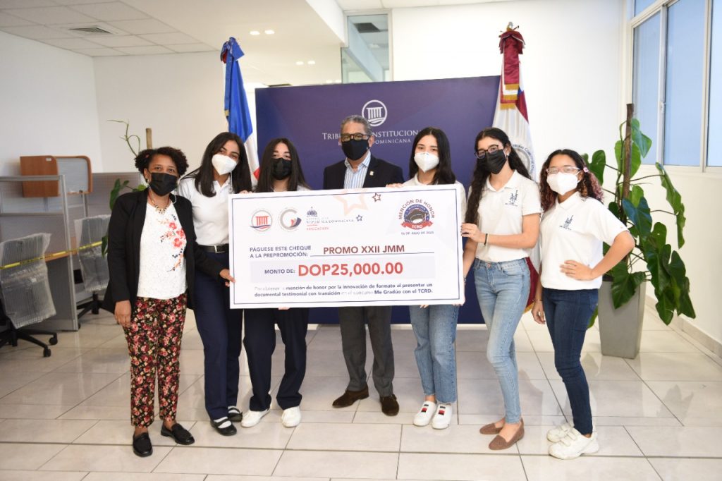Tribunal Constitucional entrega premios del concurso Me Gradúo con el TCRD 2021