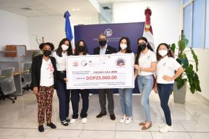 Tribunal Constitucional entrega premios del concurso Me Gradúo con el TCRD 2021