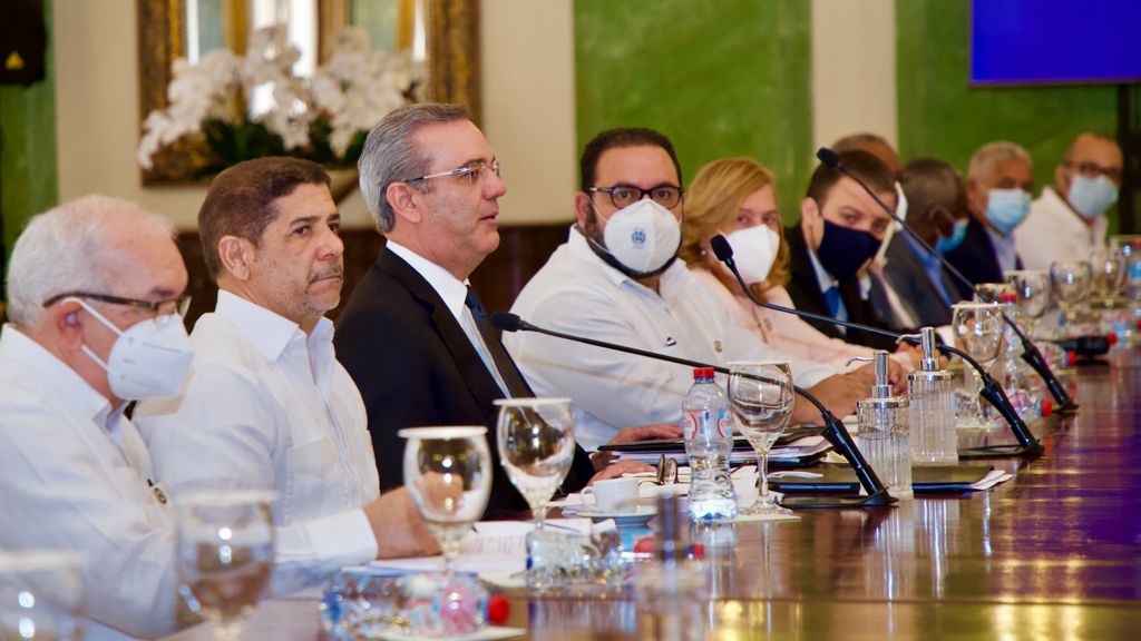 mesa técnica agropecuaria con productores y agricultores de Constanza para buscar solución a la sobreproducción