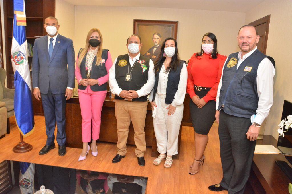 Yaina Morales reunida con directivos de la Comisión Latinoamericana de Derechos Humanos y la filial dominicana de Embajadores de la Paz,