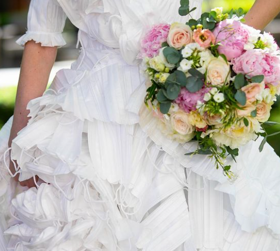Crean impresionante vestido de novia con 1,500 mascarillas recicladas 