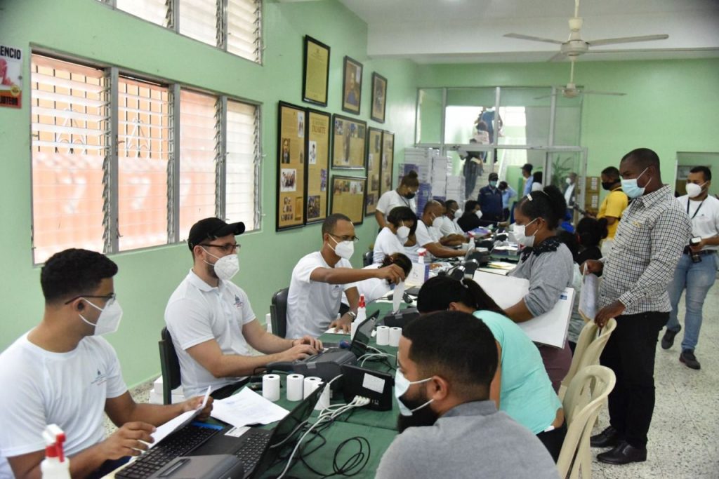 Minerd distribuye dispositivos tecnológicos a estudiantes en Cotuí