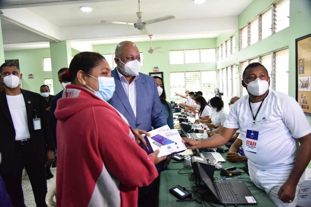 Minerd distribuye dispositivos tecnológicos a estudiantes en Cotuí