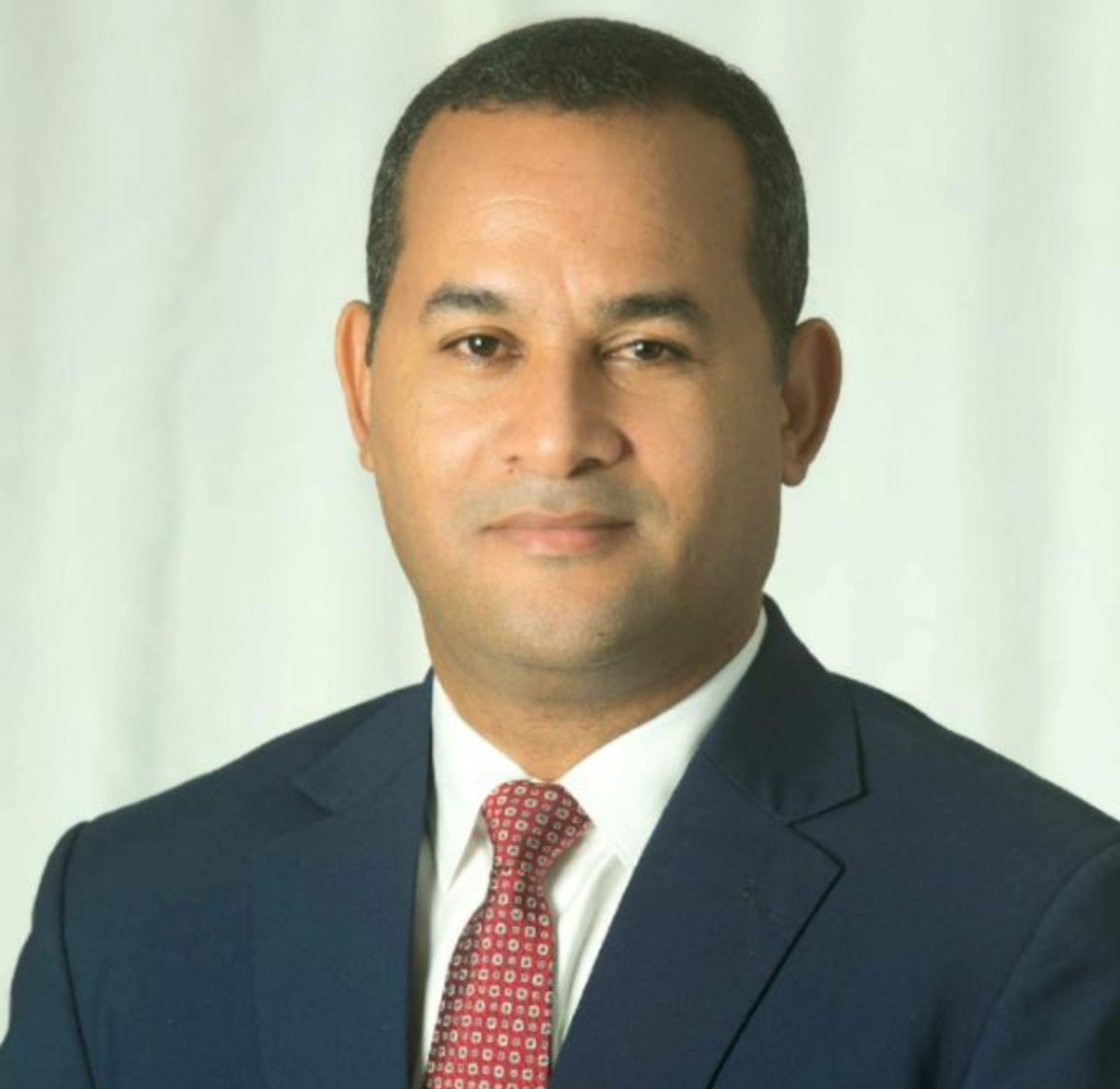 El profesor y candidato a la presidencia del Partido Revolucionario Moderno (PRM) en el Municipio de SDE  Eduardo Figueroa