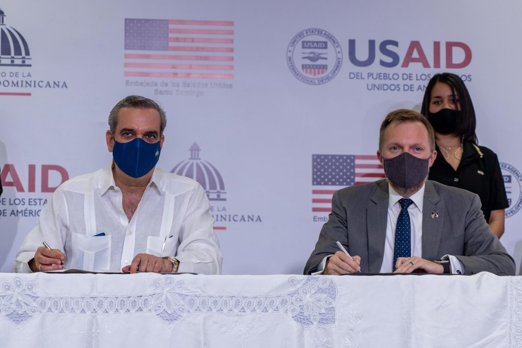 uis Abinader y el encargado de Negocios de la Embajada de los Estados Unidos, Robert W. Thomas