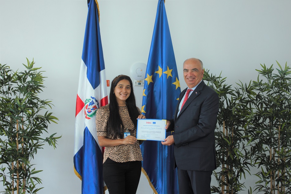 GANADORA CAT. PROFESIONAL - Karen Josefina Vásquez Fernández (Periódico El Día) BAJA RES