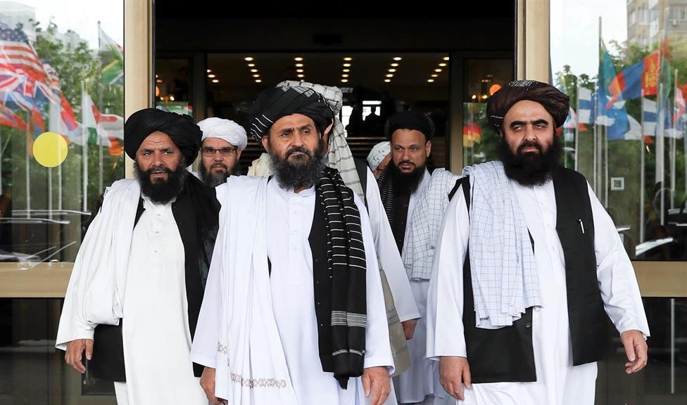 Los talibanes viajan a China mientras Pakistán reabre la frontera capturada