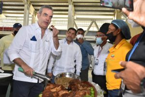 Abinader almuerza cerdo asado con comunitarios de Azua