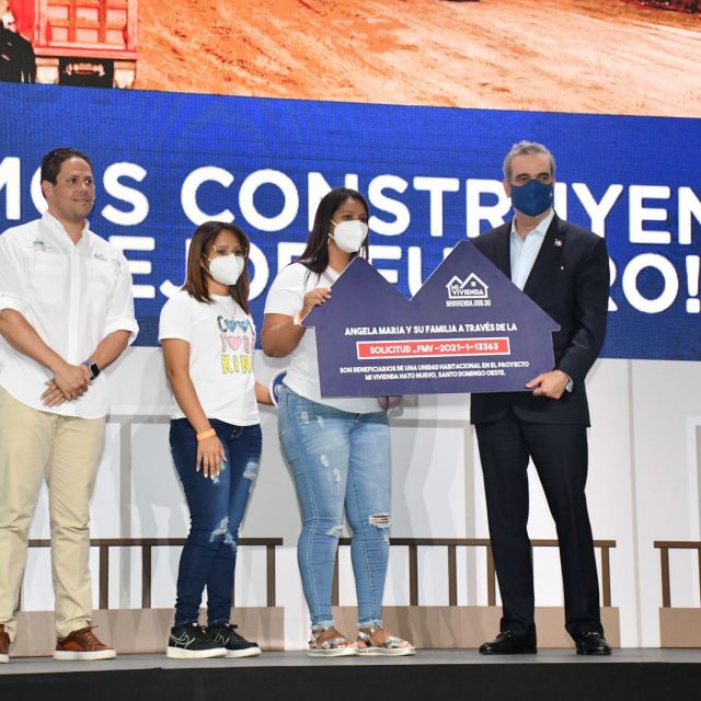 Presidente Abinader entrega los primeros 500 bonos del Plan Mi Vivienda