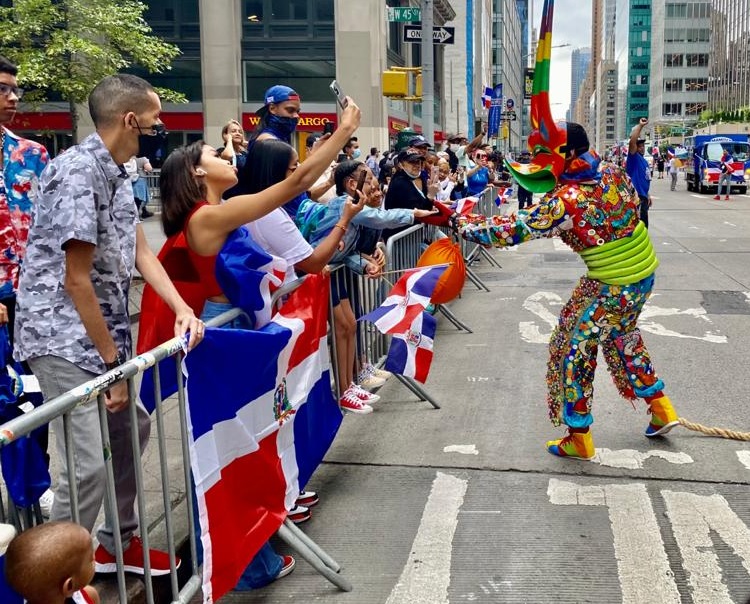 (VIDEO) Miles asisten este domingo al Desfile Dominicano de Manhattan