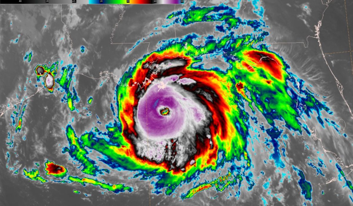 Ida es ya un huracán categoría 4 y amenaza EE.UU. con vientos de 240 km/h
