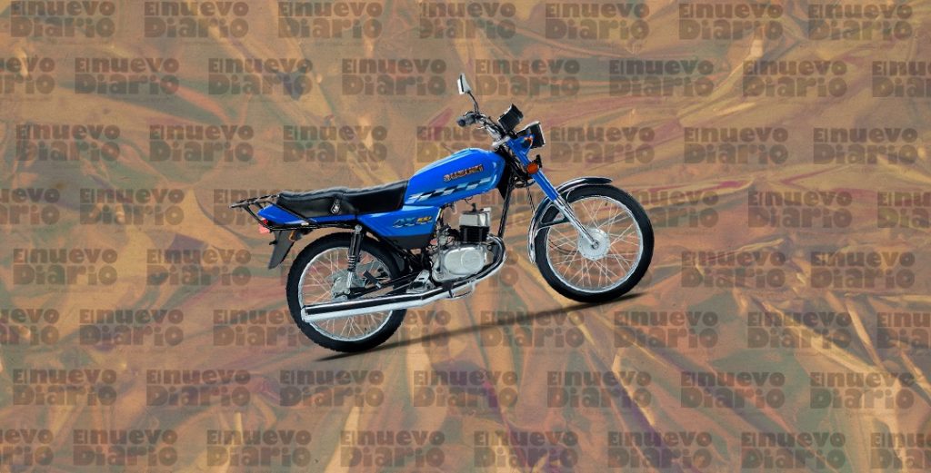 Jóvenes dan paseo en motor "como Dios los trajo al mundo