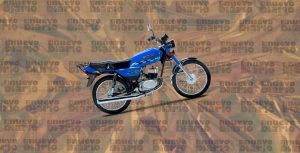 Jóvenes dan paseo en motor "como Dios los trajo al mundo