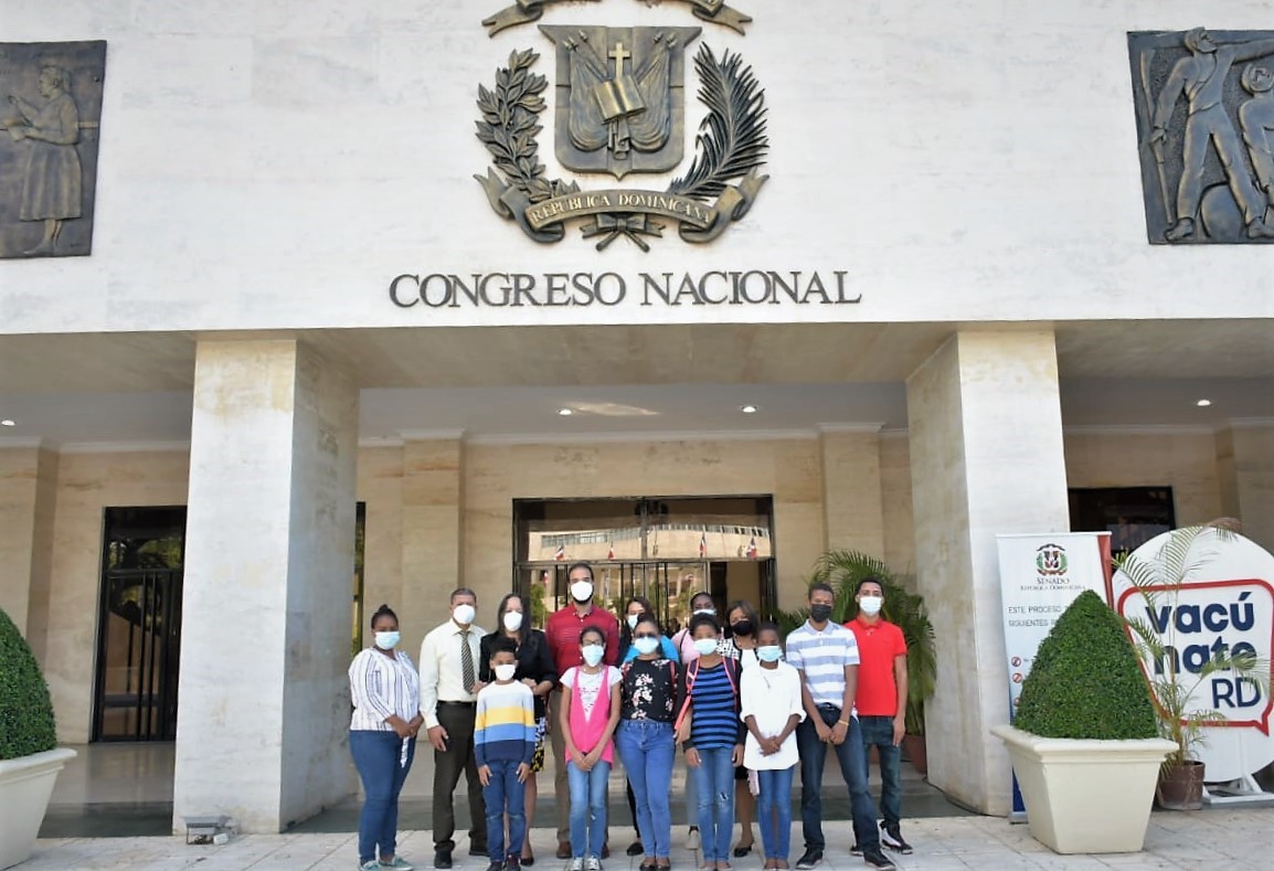 Miembros de la Iglesia Evangélica Luz de las Naciones visitan el Senado de  la República