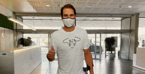 Junto a una foto en la que el campeón español aparece con el pie vendado, sin apoyarlo, y con unas muletas.