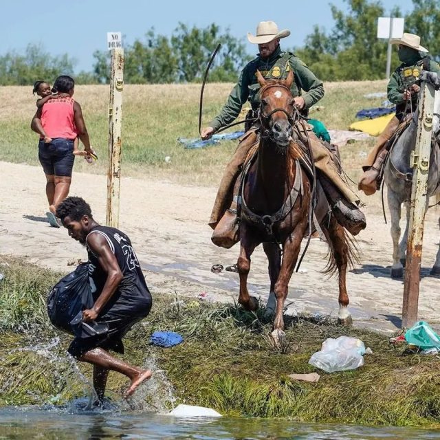 No es una escena de película de esclavitud, son haitianos tratados a  latigazos por Policía Fronteriza EE.UU.