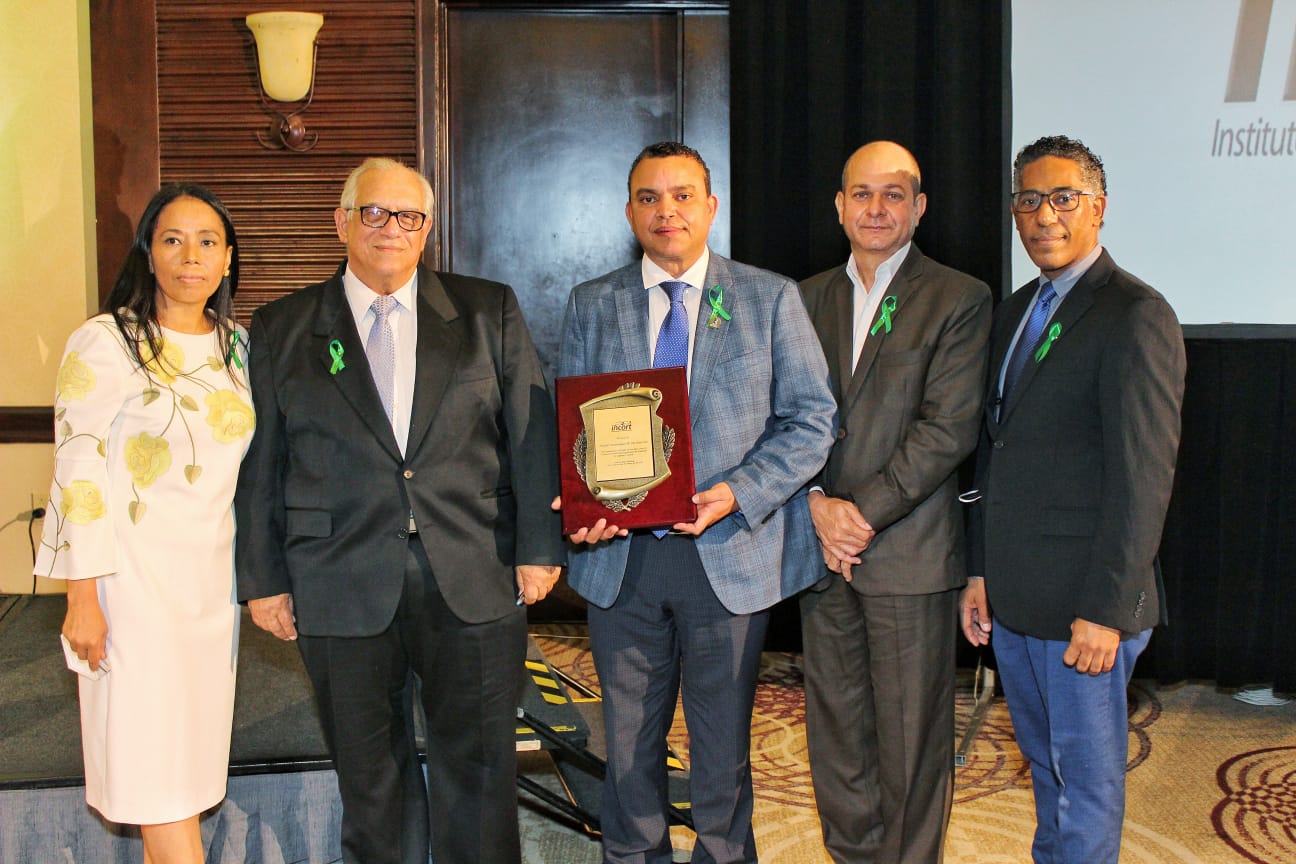 Incort reconoce Hospital Ney Arias Lora por tener el más alto índice de donantes de órganos 1 Dr. Julio Landron recibe reconocimiento del Dr. Fernando Morales