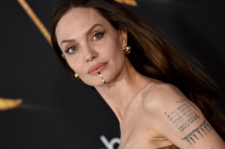 Angelina Jolie se borra el tatuaje de Brad Pitt que se hizo en el brazo