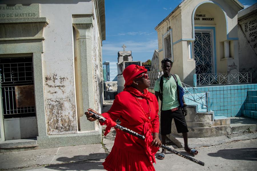 El "guédé", la celebración del Día de los Muertos, llena los camposantos durante dos días de color, música, rezos, ofrendas, ritos, trances y olores. (Fuente externa)
