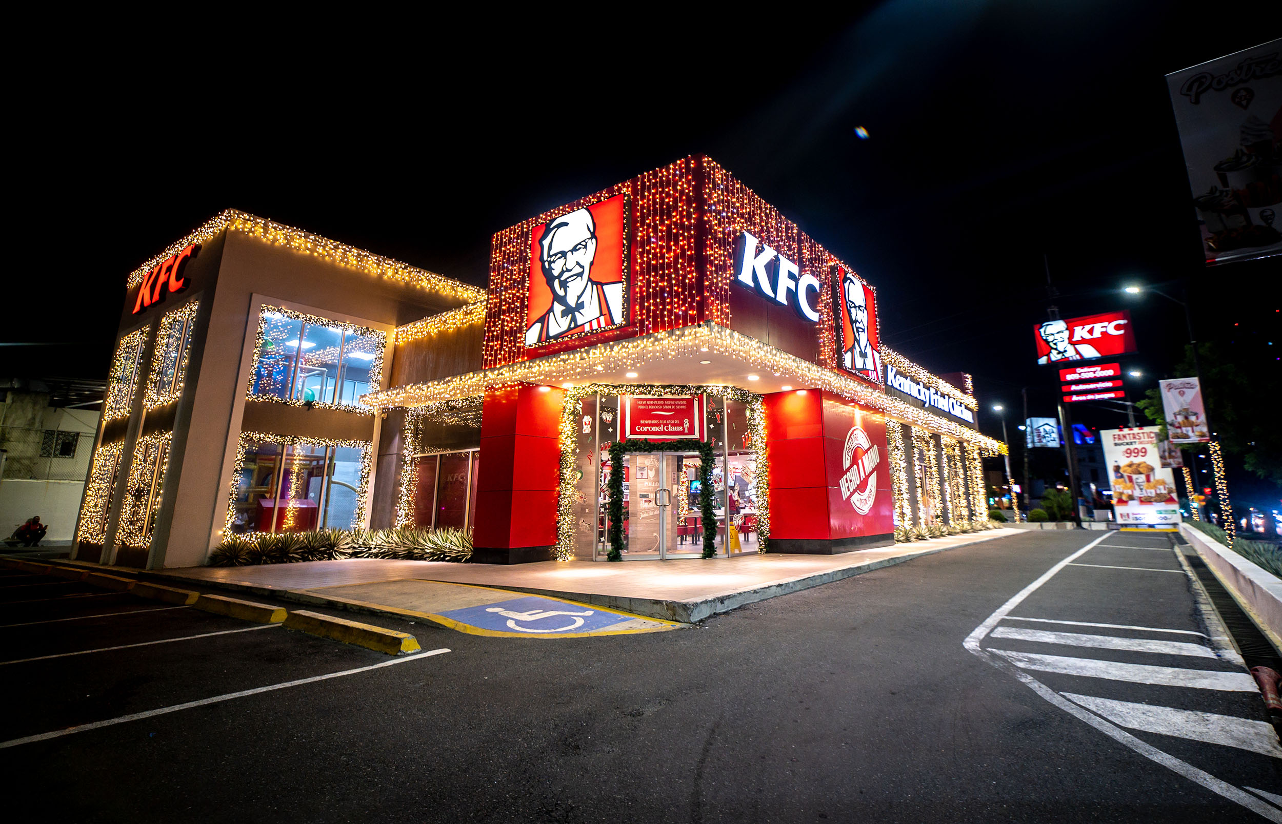 KFC inicia la navidad con la apertura de la “Casa del Coronel Sanders”