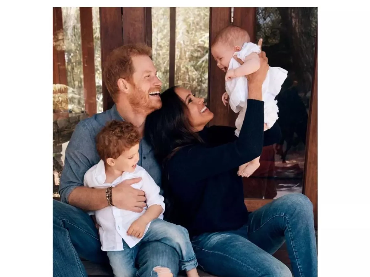 Harry y Meghan incluyen en su postal navideña la primera foto de su hija  Lili