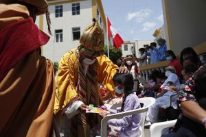 Los Reyes Magos de la Policía llegan al principal hospital infantil de Perú