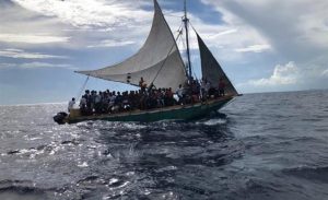 Los agentes transportaron al grupo a la Estación Ramey para su procesamiento. (Fuente externa)