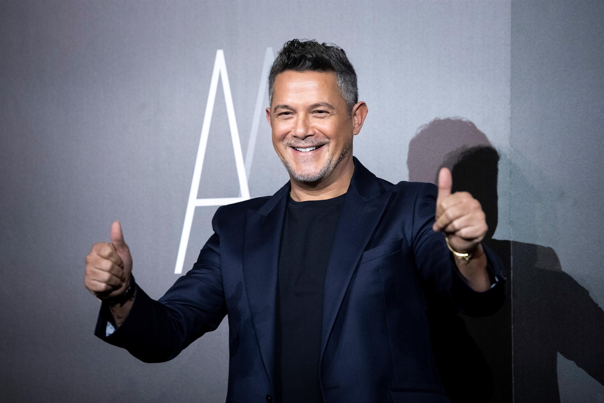Alejandro Sanz llega a España preguntando «¿Y ahora qué?»