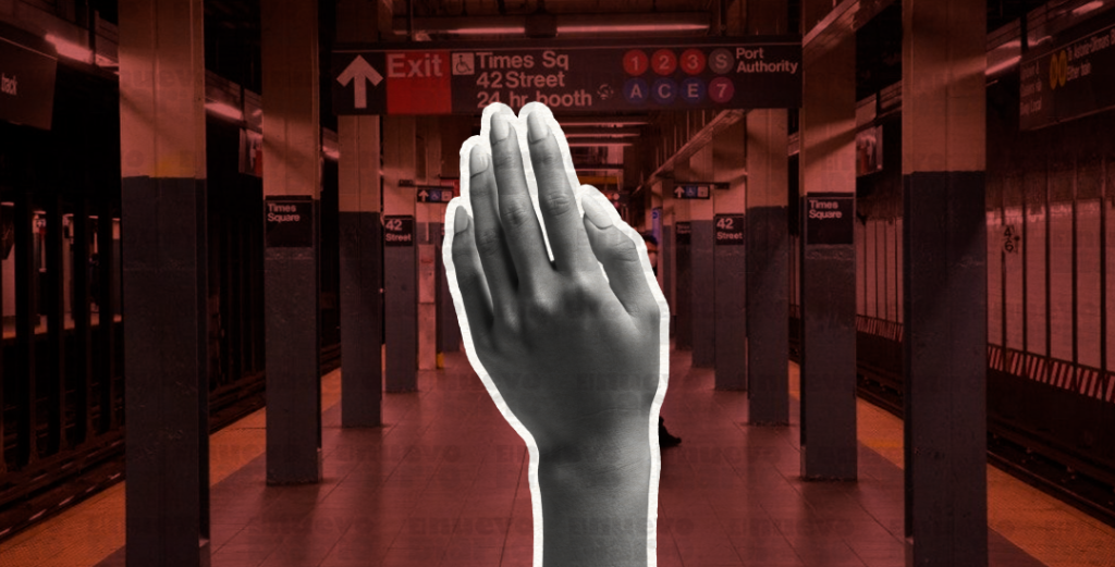 El autor del crimen, de 61 años y aparentemente sin hogar, huyó hacia el sur de Manhattan en otro tren pero después confesó lo que había hecho a la Policía de tránsito y está en custodia, recoge ese medio.