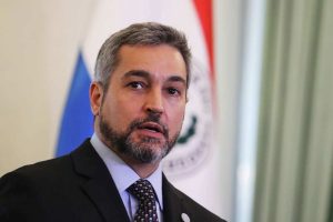 Presidente de Paraguay en aislamiento tras el positivo de su esposa