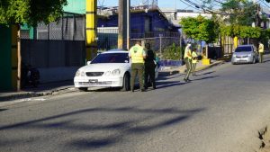 Denuncian agentes DIGESETT mantienen en zozobra con multas injustificadas a residentes de Los Alcarrizos
