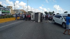 (VIDEO) Tres personas resultan lesionadas en accidente de tránsito en autopista Las Américas