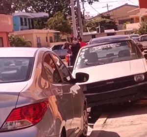 Mujer enfurecida le entra a batazos a vehículo de expareja en Villa Faro
