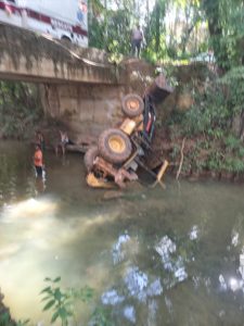 Conductor de retroexcavadora se accidenta en Bayaguana