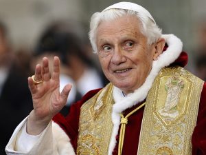 Benedicto XVI examinará el informe sobre abusos y expresa cercanía a víctimas