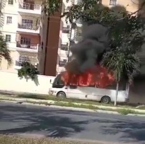 (VIDEO) Autobús se incendia frente a un residencial en La Romana