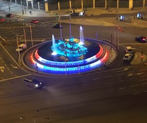 (VIDEO) Banreservas auspicia iluminación estatua de "La Cibeles" en Madrid con colores bandera RD