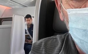 Captan a Djokovic con la mascarilla colgando de una oreja en avión al ser deportado de Australia