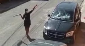 Policía apresa mujer destrozó a batazos cristales vehículo de expareja en Villa Faro