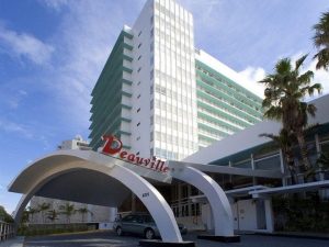 Orden de demoler hotel Deauville de Miami Beach enfurece a conservacionistas