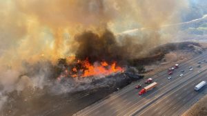 Un incendio en California obliga a cerrar un tramo de la icónica carretera 1