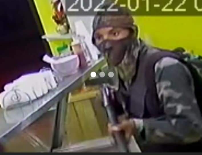 (VIDEO) Atracadores vestidos de militares roban en restaurante de SPM; propietario despoja a uno de escopeta